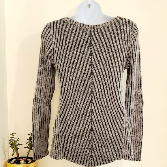 Lovely Knitted Sweater. - Picture 2 of 5